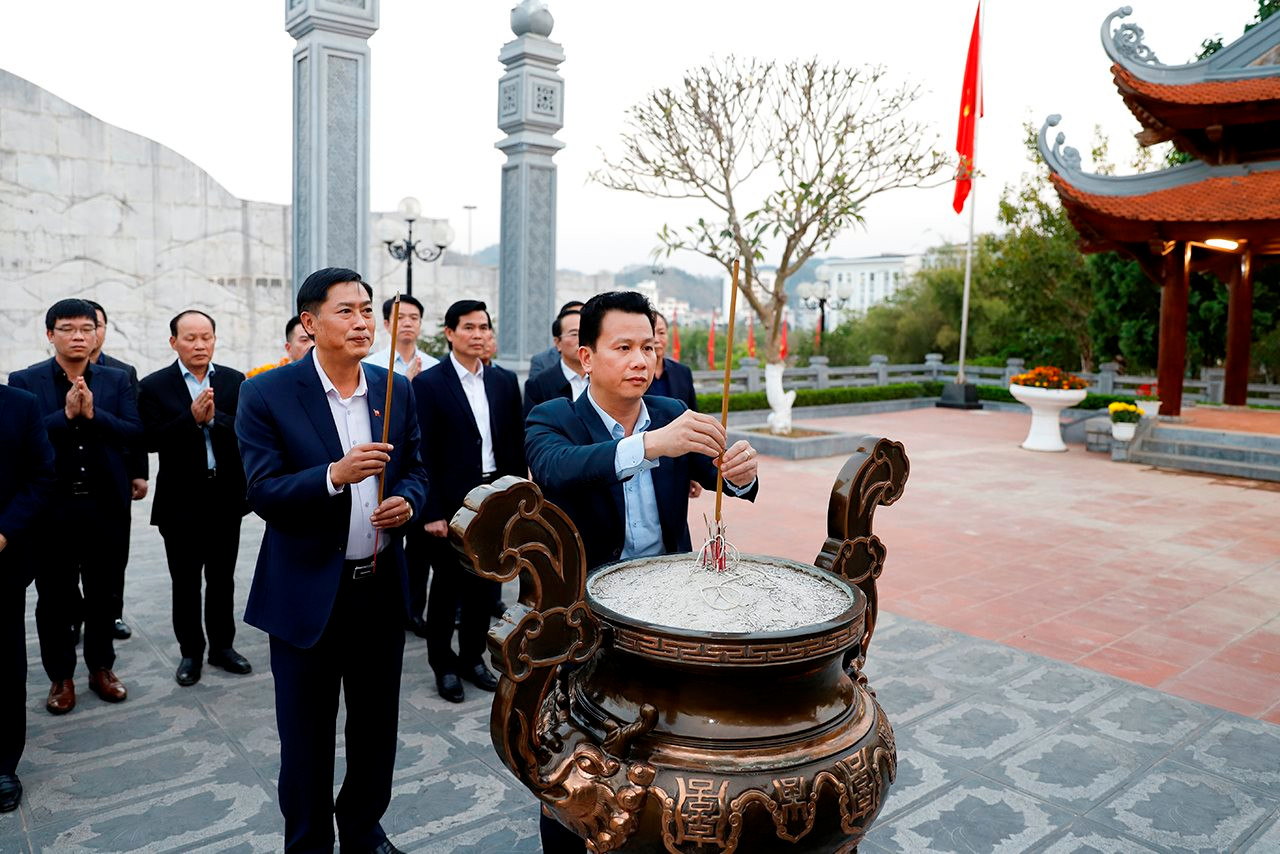 Bộ trưởng Đặng Quốc Khánh kiểm tra khu vực đất có nguồn gốc nông, lâm trường tại huyện Mộc Châu (Sơn La)