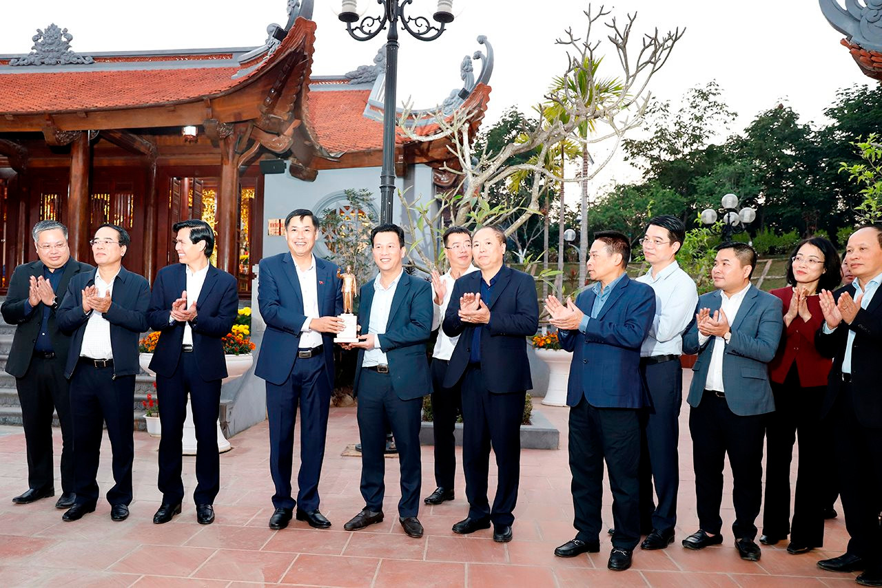 Bộ trưởng Đặng Quốc Khánh kiểm tra khu vực đất có nguồn gốc nông, lâm trường tại huyện Mộc Châu (Sơn La)