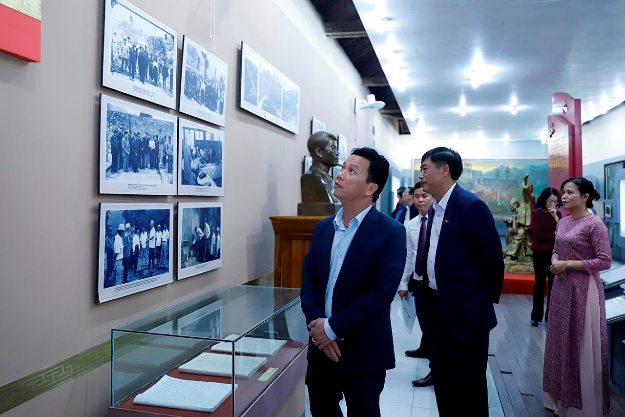 Bộ trưởng Đặng Quốc Khánh kiểm tra khu vực đất có nguồn gốc nông, lâm trường tại huyện Mộc Châu (Sơn La)
