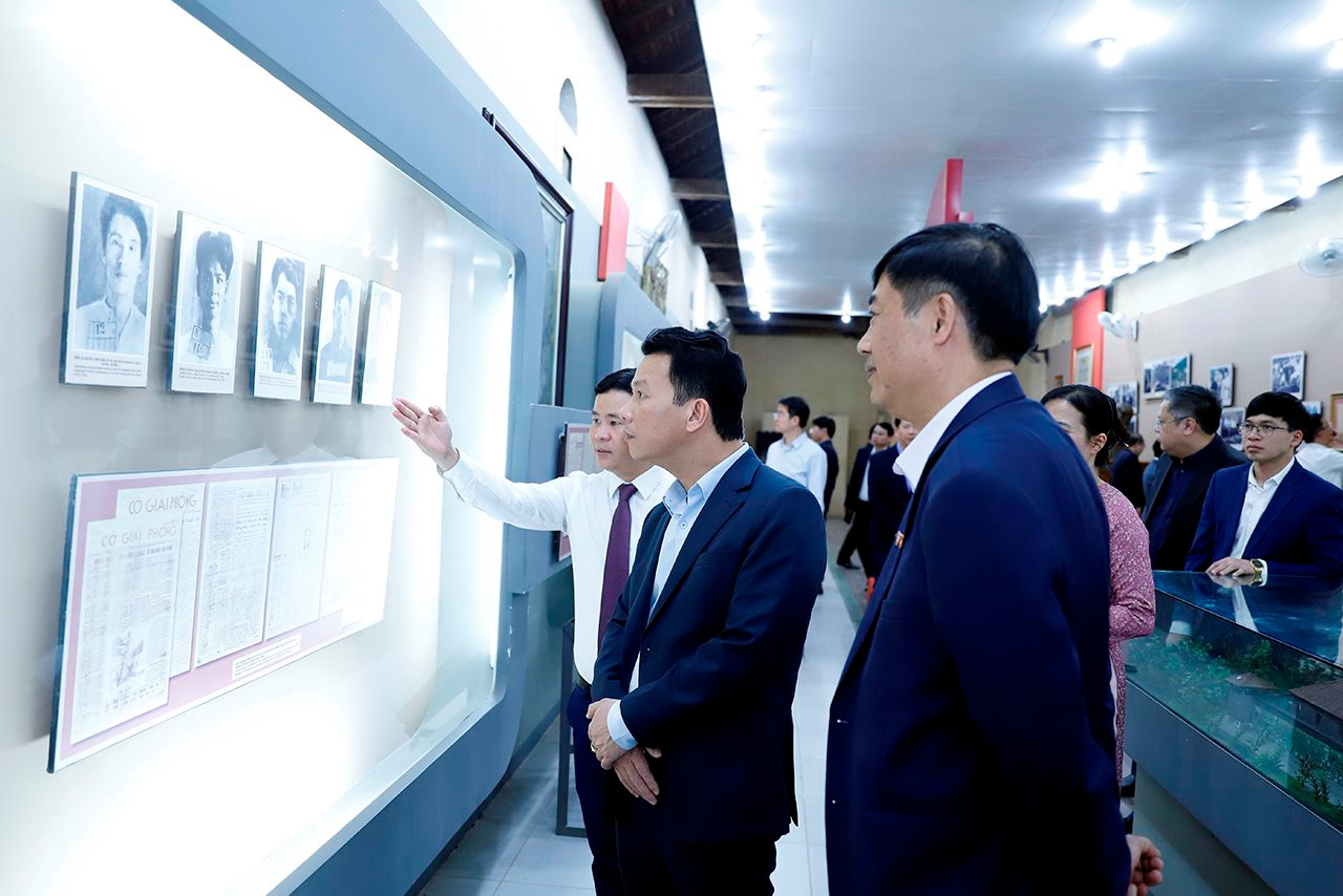 Bộ trưởng Đặng Quốc Khánh kiểm tra khu vực đất có nguồn gốc nông, lâm trường tại huyện Mộc Châu (Sơn La)