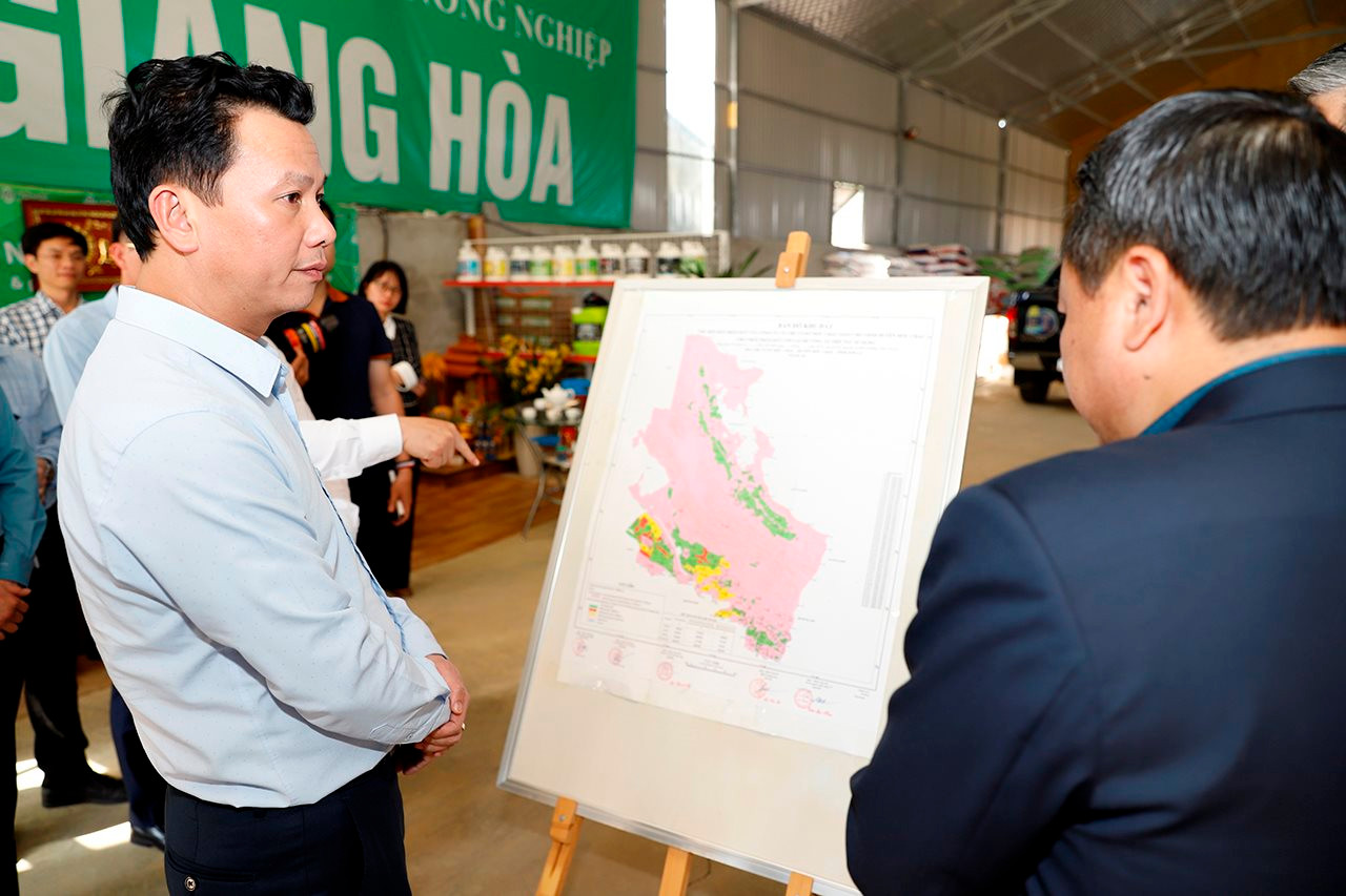Bộ trưởng Đặng Quốc Khánh kiểm tra khu vực đất có nguồn gốc nông, lâm trường tại huyện Mộc Châu (Sơn La)