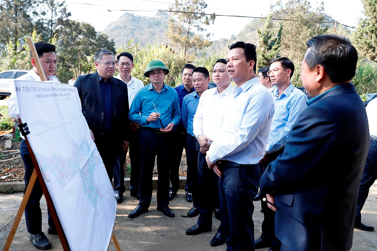Bộ trưởng Đặng Quốc Khánh kiểm tra khu vực đất có nguồn gốc nông, lâm trường tại huyện Mộc Châu (Sơn La)
