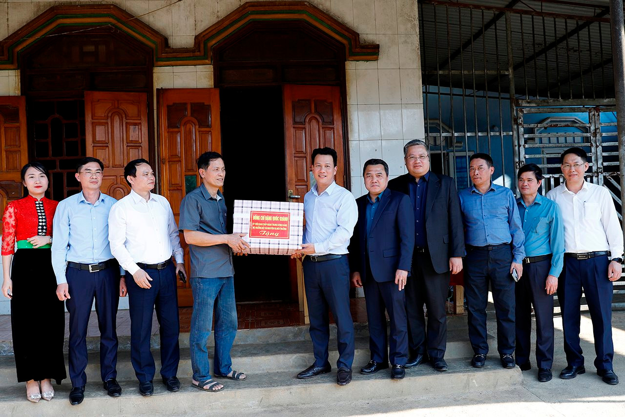 Bộ trưởng Đặng Quốc Khánh kiểm tra khu vực đất có nguồn gốc nông, lâm trường tại huyện Mộc Châu (Sơn La)