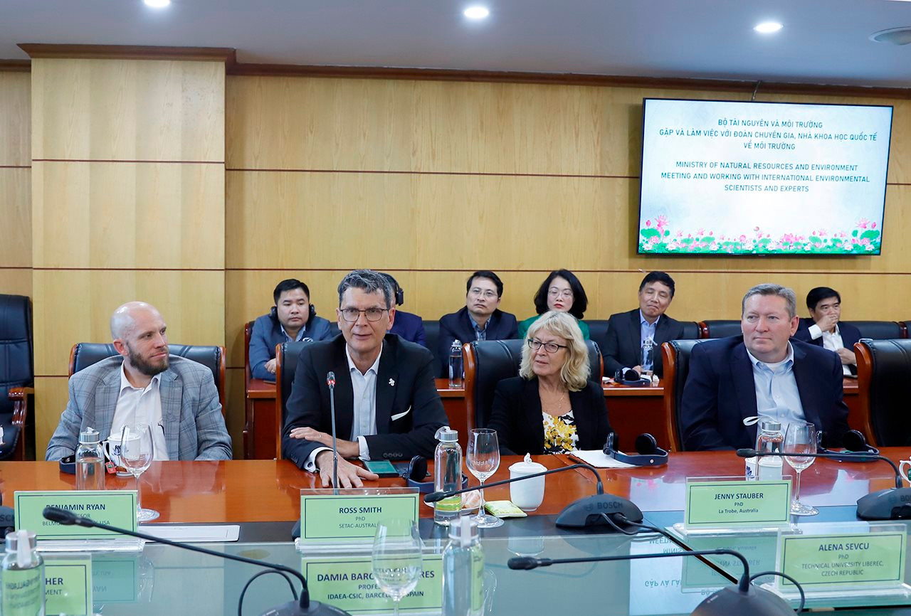 Các nhà khoa học quốc tế tham mưu về công tác bảo vệ môi trường