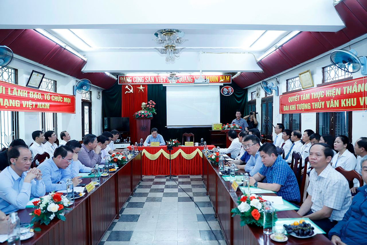 Bộ trưởng Đặng Quốc Khánh thăm và làm việc với Đài Khí tượng thủy văn khu vực Tây Nguyên