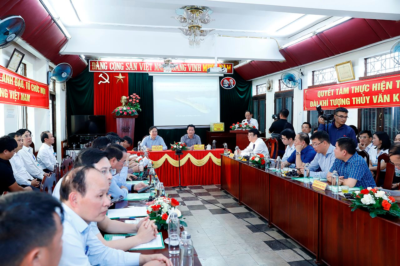 Bộ trưởng Đặng Quốc Khánh thăm và làm việc với Đài Khí tượng thủy văn khu vực Tây Nguyên