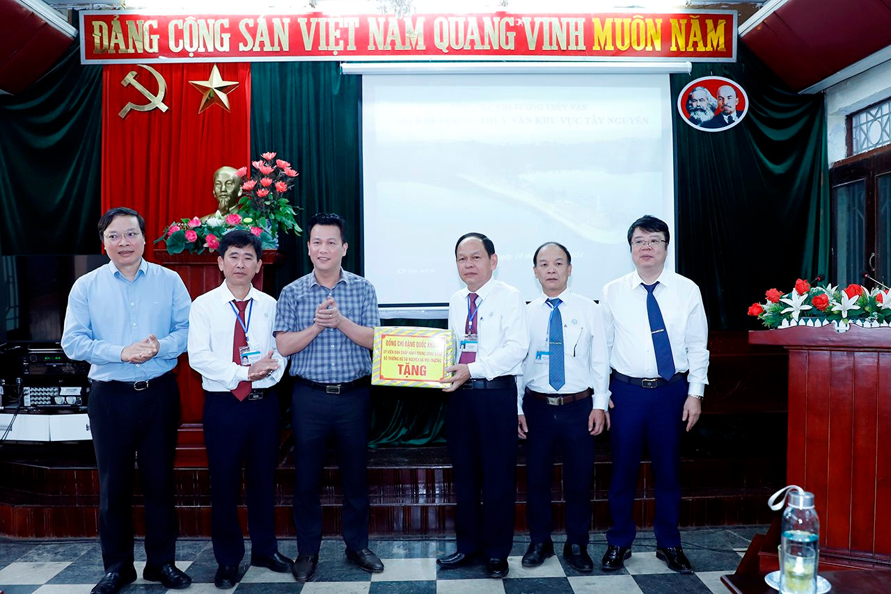 Bộ trưởng Đặng Quốc Khánh thăm và làm việc với Đài Khí tượng thủy văn khu vực Tây Nguyên