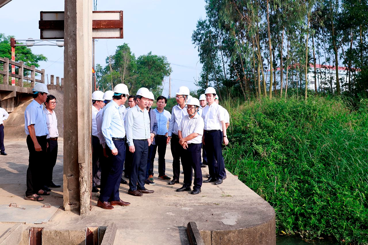 Bộ trưởng Đặng Quốc Khánh kiểm tra nguồn cung cấp nước cho thành phố Đà Nẵng