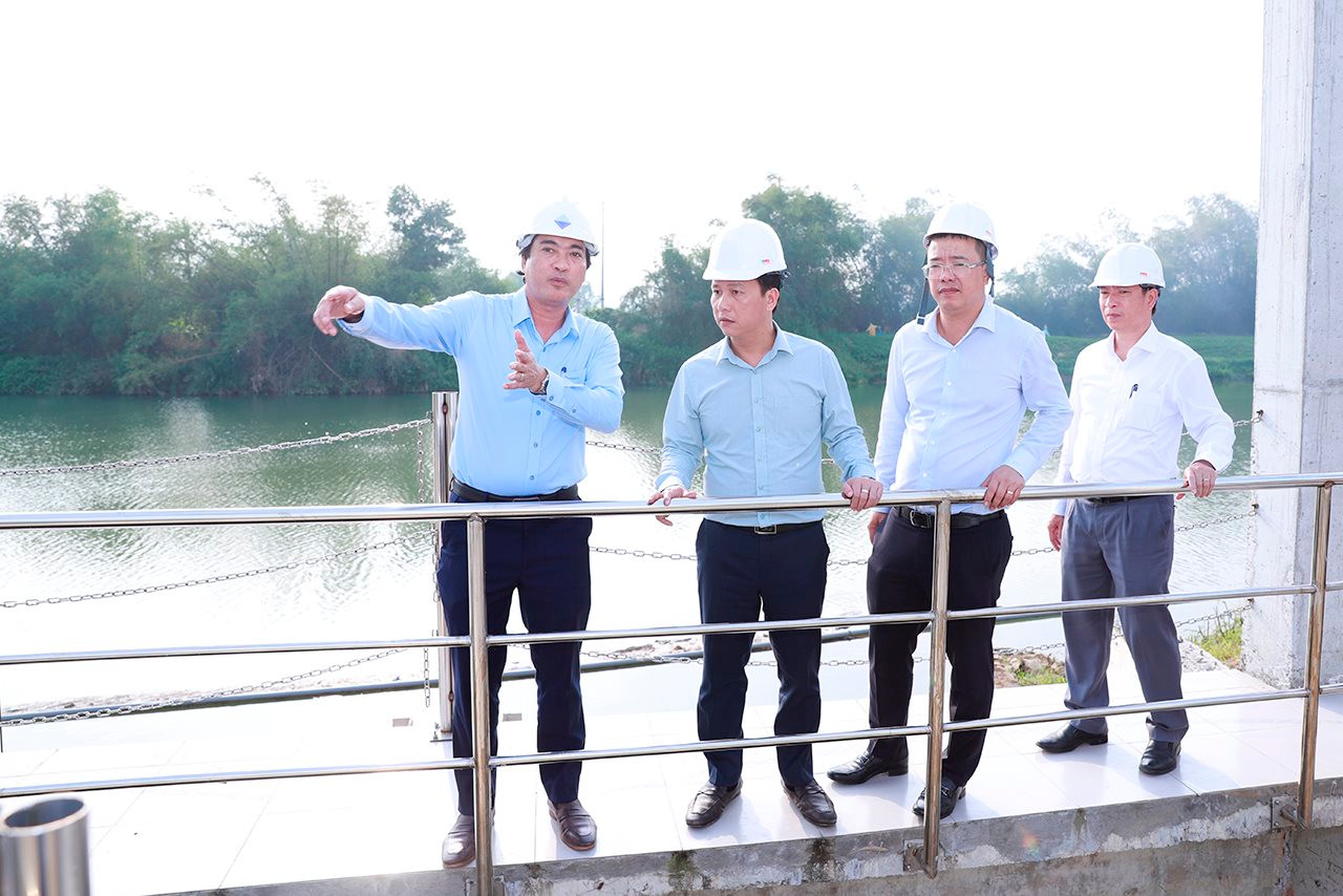 Bộ trưởng Đặng Quốc Khánh kiểm tra nguồn cung cấp nước cho thành phố Đà Nẵng
