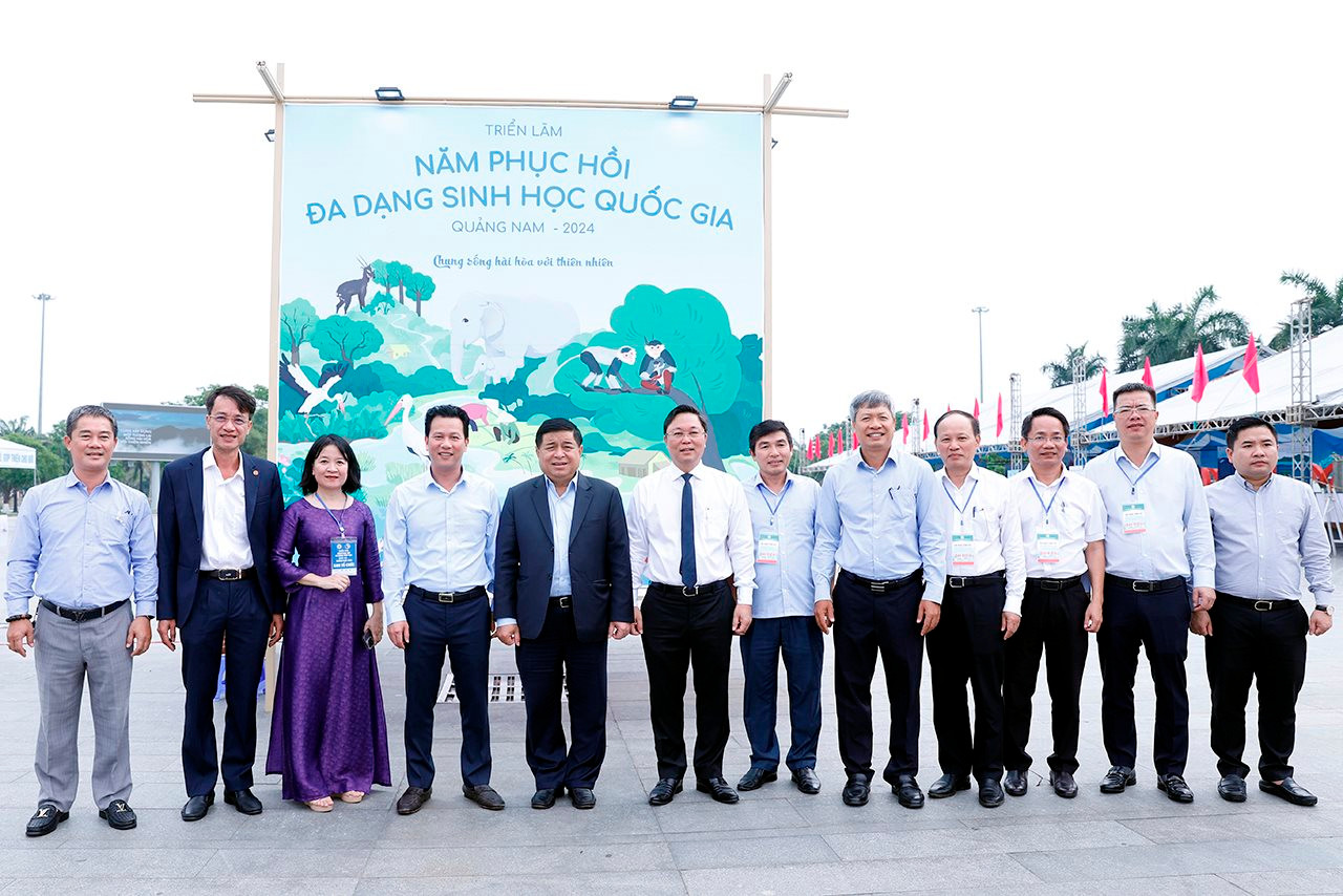 small_20240316-bo-truong-tham-quan-trien-lam-.jpg