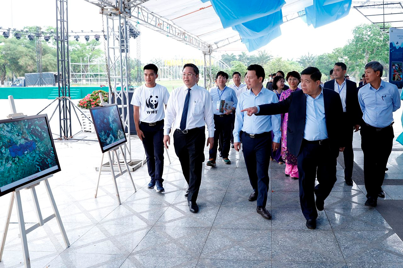 small_20240316-bo-truong-tham-quan-trien-lam-11.jpg