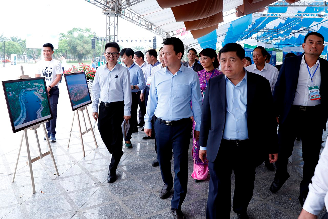 small_20240316-bo-truong-tham-quan-trien-lam-12.jpg