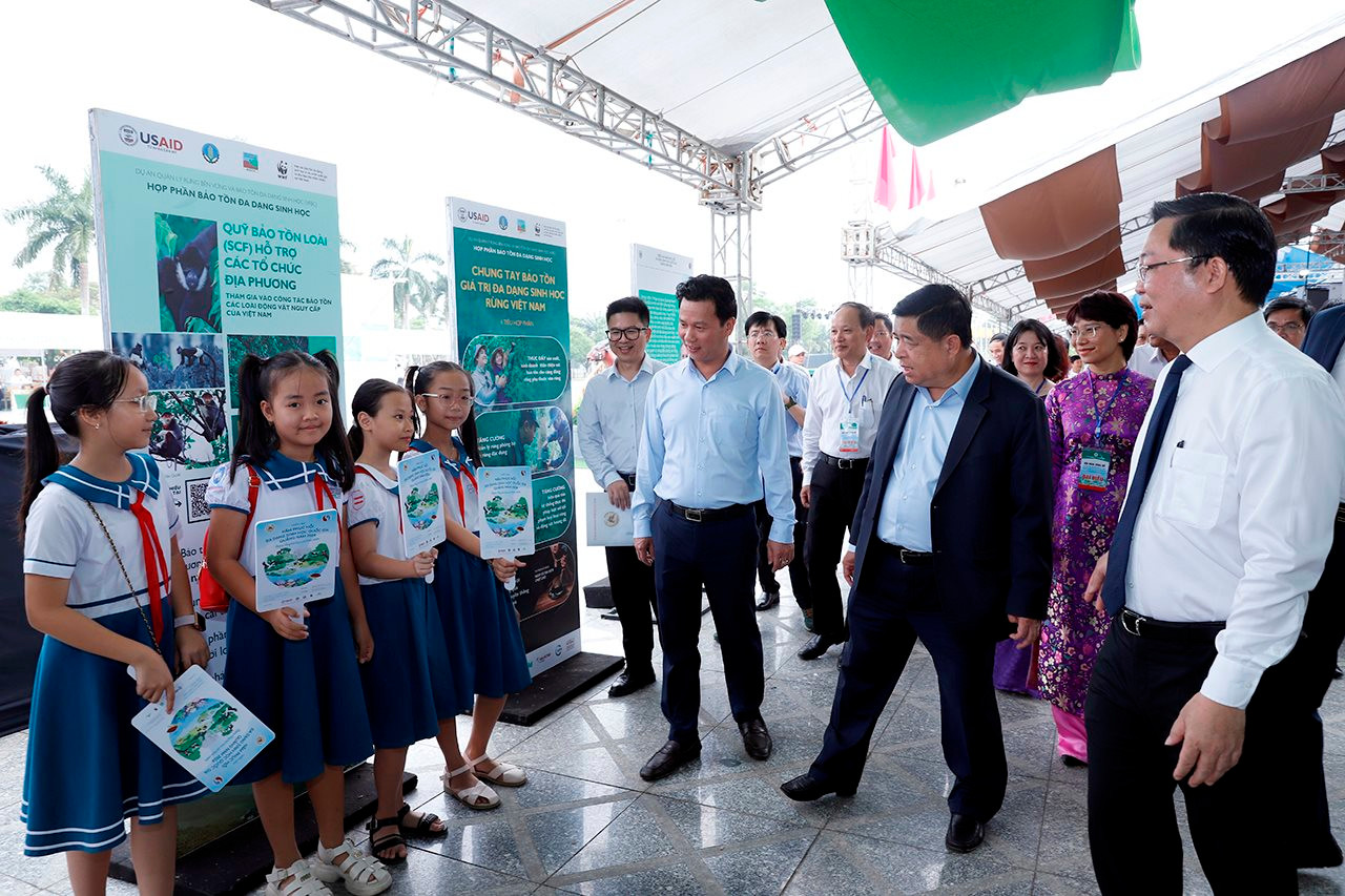 small_20240316-bo-truong-tham-quan-trien-lam-14.jpg
