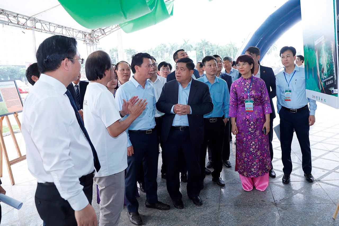 small_20240316-bo-truong-tham-quan-trien-lam-2.jpg