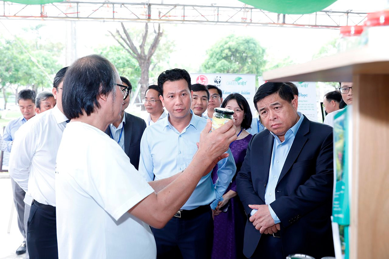 small_20240316-bo-truong-tham-quan-trien-lam-5.jpg