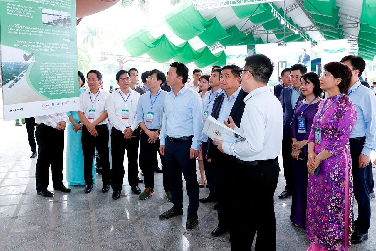 small_20240316-bo-truong-tham-quan-trien-lam-6.jpg