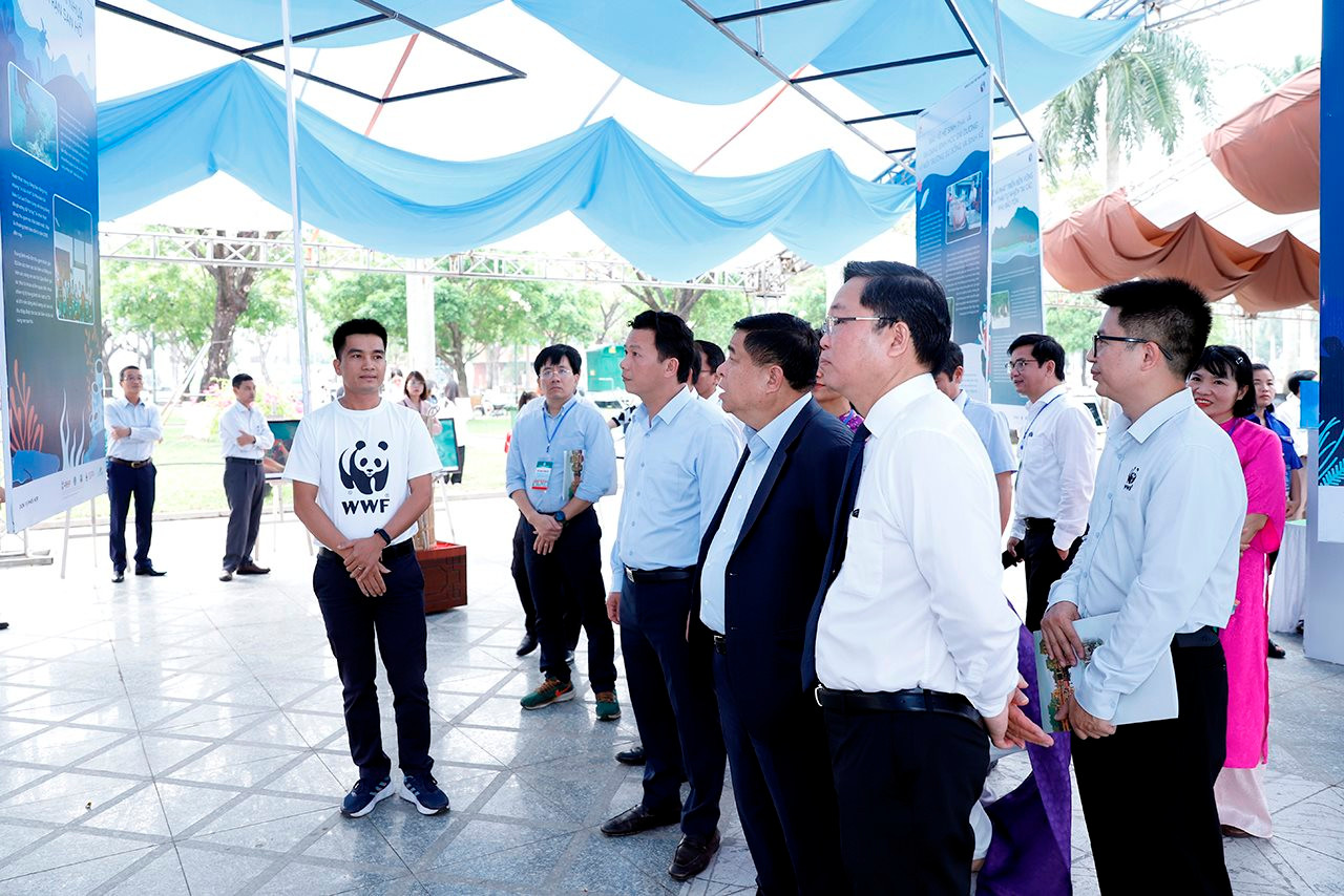 small_20240316-bo-truong-tham-quan-trien-lam-8.jpg