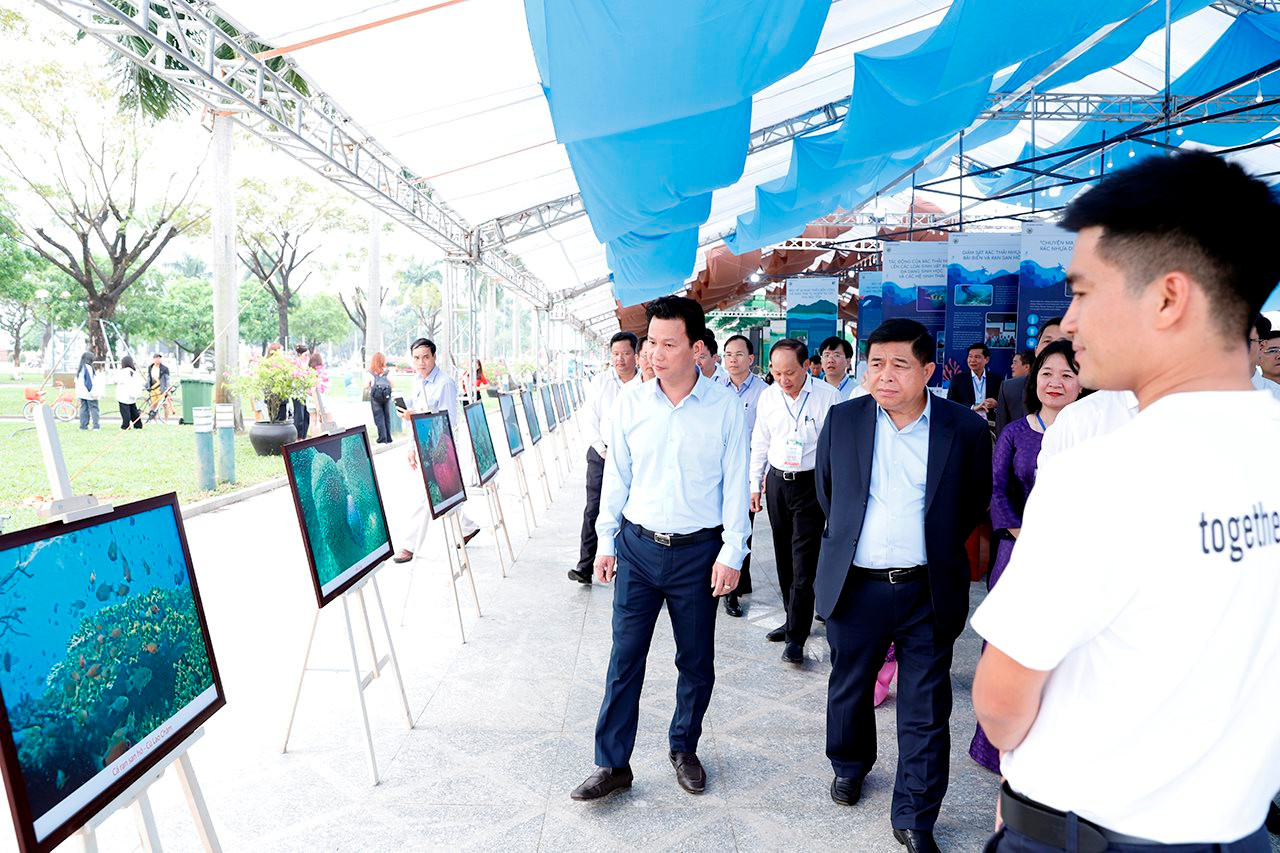small_20240316-bo-truong-tham-quan-trien-lam-9.jpg