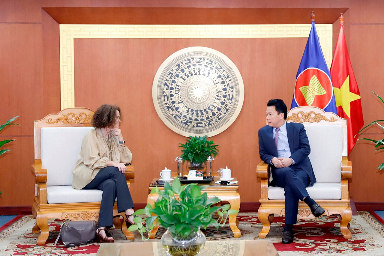 Trao Kỷ niệm chương Vì sự nghiệp Tài nguyên và Môi trường cho Giám đốc Ngân hàng thế giới tại Việt Nam