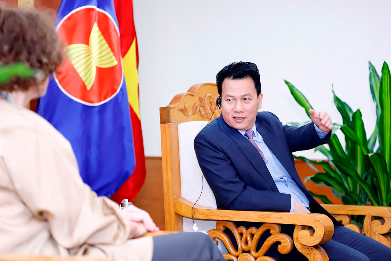 Trao Kỷ niệm chương Vì sự nghiệp Tài nguyên và Môi trường cho Giám đốc Ngân hàng thế giới tại Việt Nam