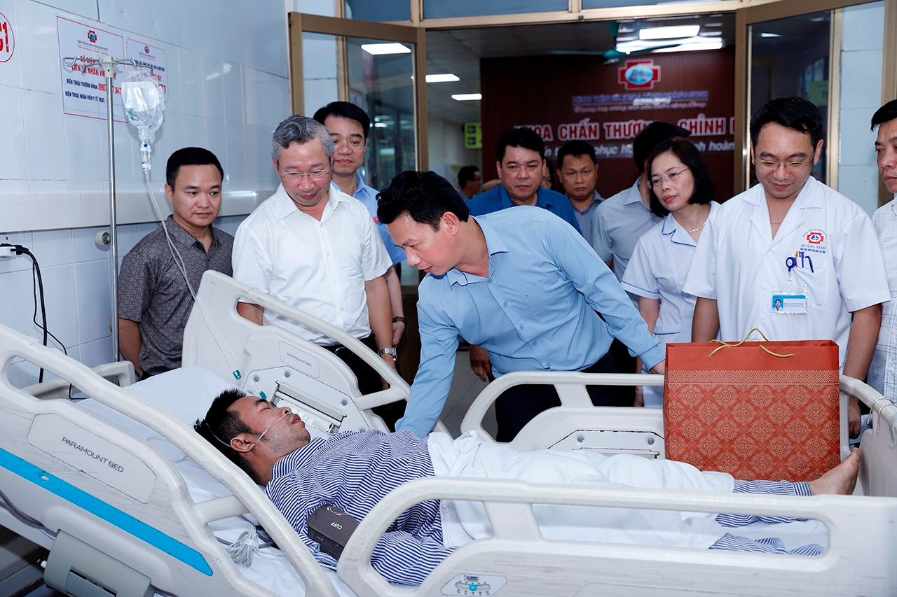 Bộ trưởng Đặng Quốc Khánh kiểm tra hiện trường vụ tai nạn hầm lò tại Quảng Ninh