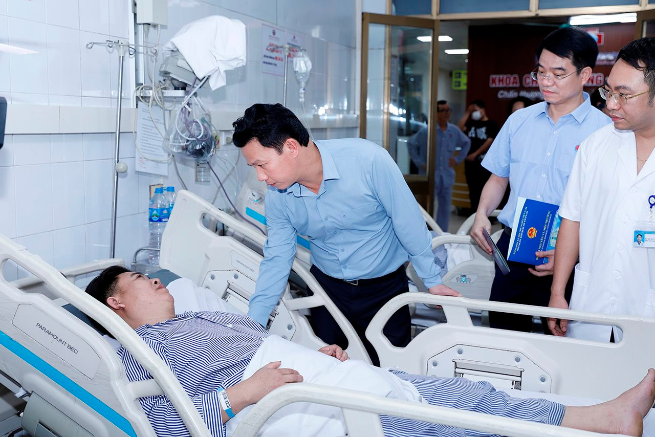 Bộ trưởng Đặng Quốc Khánh kiểm tra hiện trường vụ tai nạn hầm lò tại Quảng Ninh