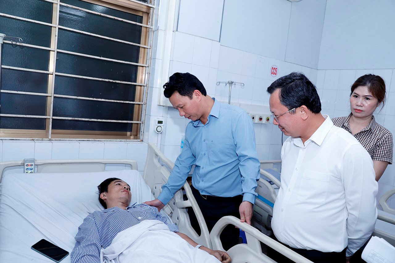 Bộ trưởng Đặng Quốc Khánh kiểm tra hiện trường vụ tai nạn hầm lò tại Quảng Ninh