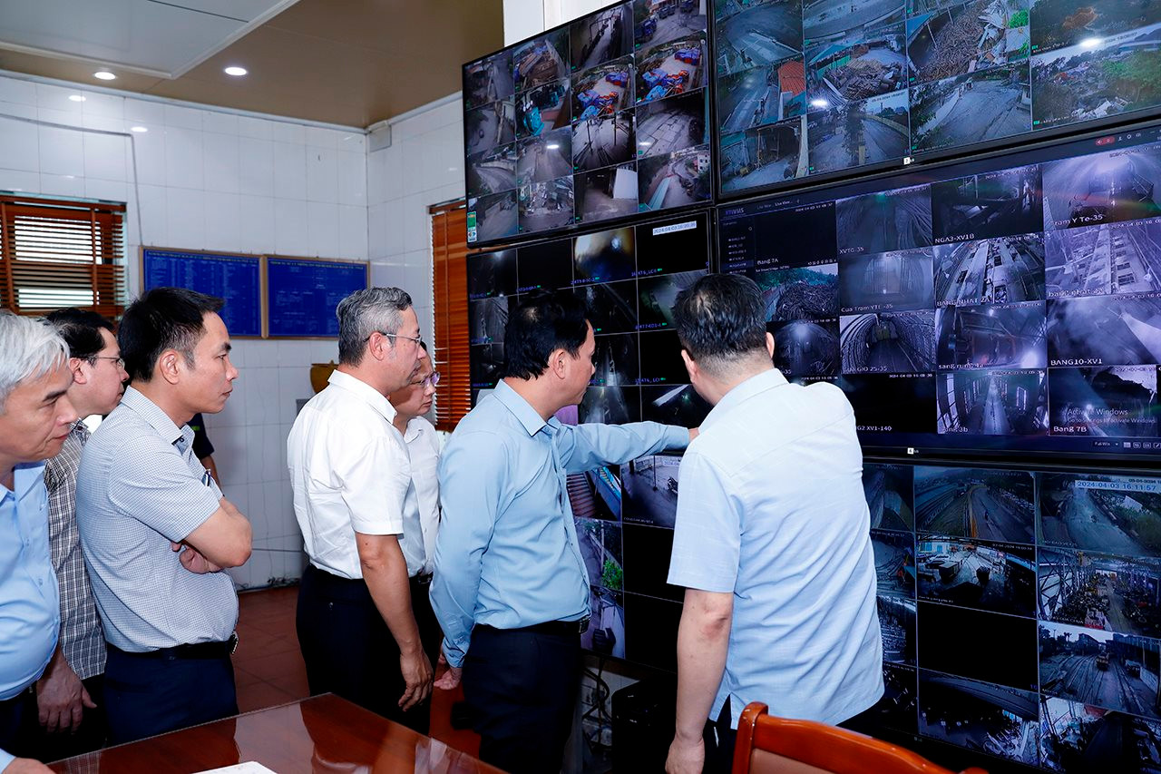 Bộ trưởng Đặng Quốc Khánh kiểm tra hiện trường vụ tai nạn hầm lò tại Quảng Ninh