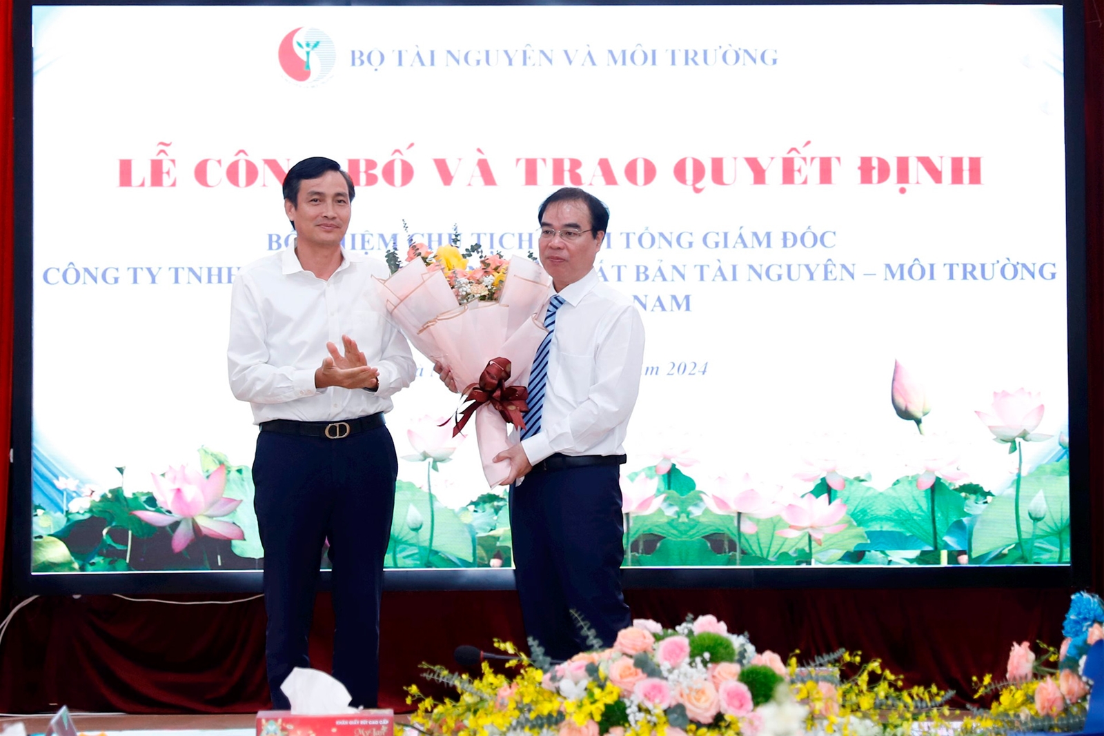 Trao Quyết định bổ nhiệm Chủ tịch, Tổng Giám đốc Công ty TNHH MTV Nhà xuất bản Tài nguyên - Môi trường và Bản đồ Việt Nam