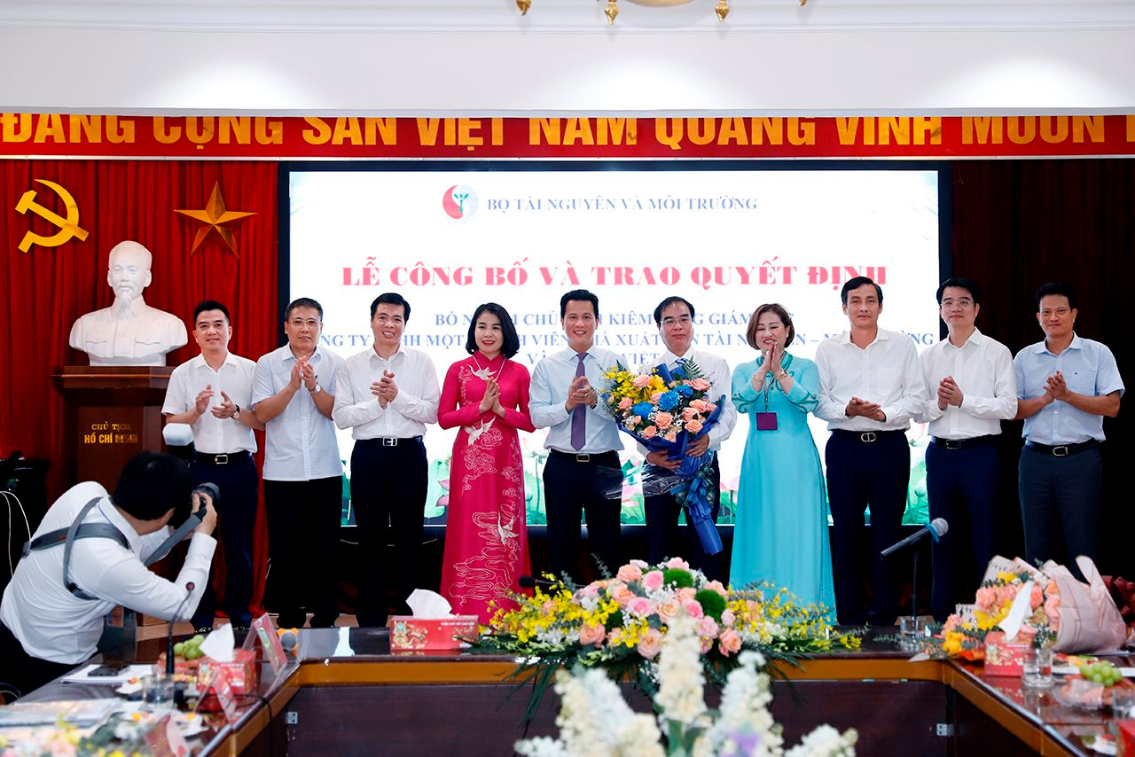 Trao Quyết định bổ nhiệm Chủ tịch, Tổng Giám đốc Công ty TNHH MTV Nhà xuất bản Tài nguyên - Môi trường và Bản đồ Việt Nam