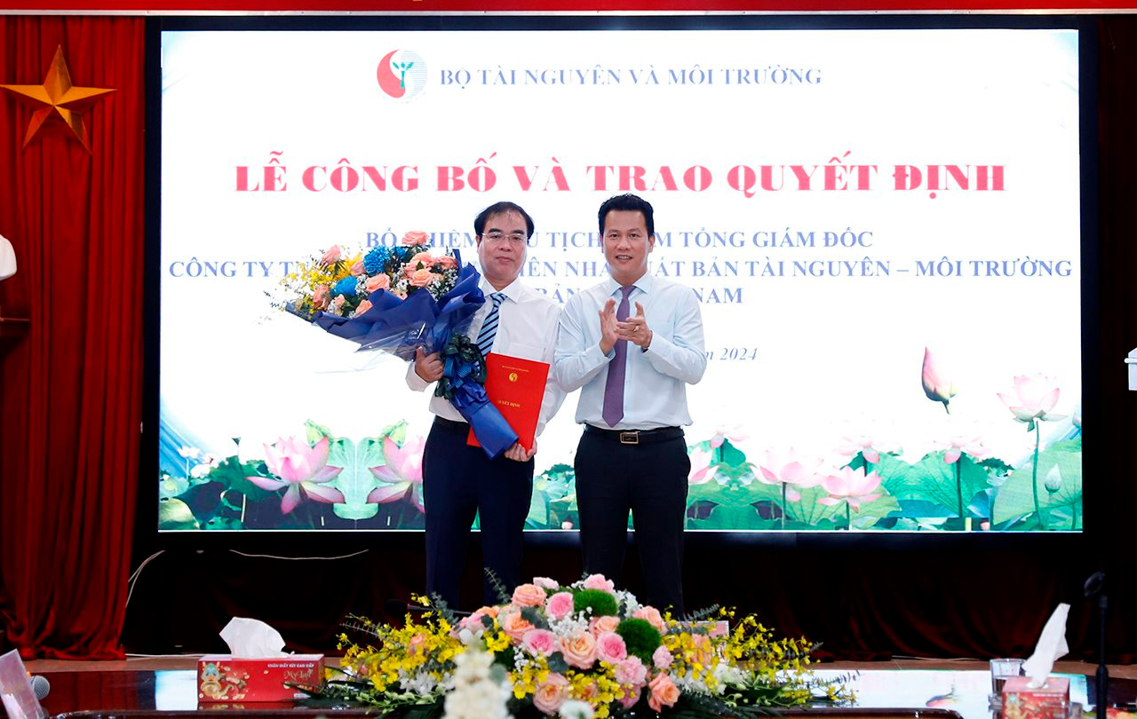 Trao Quyết định bổ nhiệm Chủ tịch, Tổng Giám đốc Công ty TNHH MTV Nhà xuất bản Tài nguyên - Môi trường và Bản đồ Việt Nam