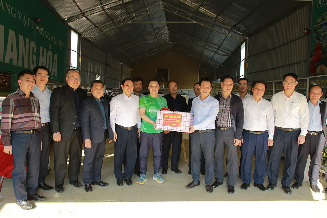 Bộ trưởng Đặng Quốc Khánh kiểm tra khu vực đất có nguồn gốc nông, lâm trường tại huyện Mộc Châu (Sơn La)