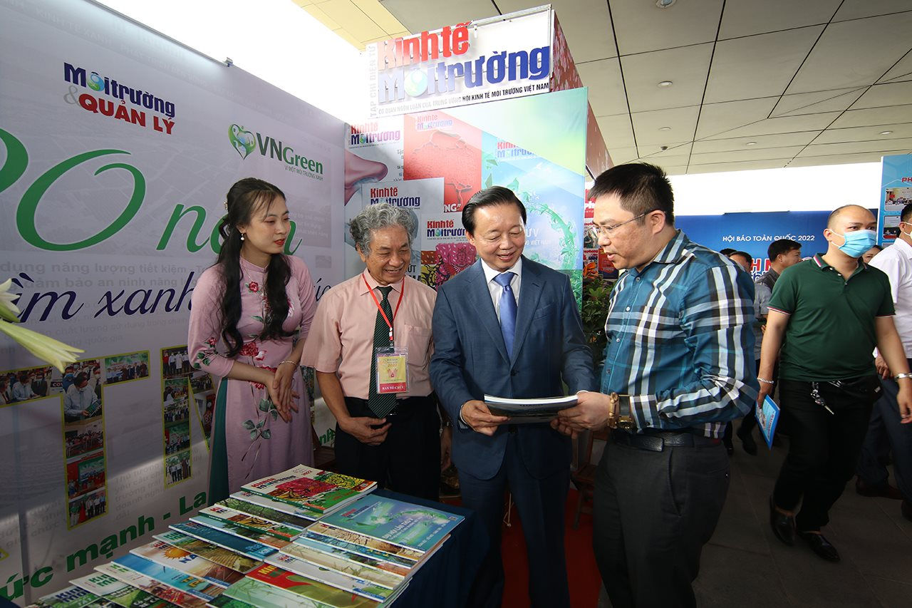 Bộ trưởng Trần Hồng Hà thăm Triển lãm Hội Báo toàn quốc năm 2022