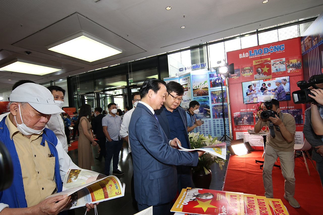 Bộ trưởng Trần Hồng Hà thăm Triển lãm Hội Báo toàn quốc năm 2022