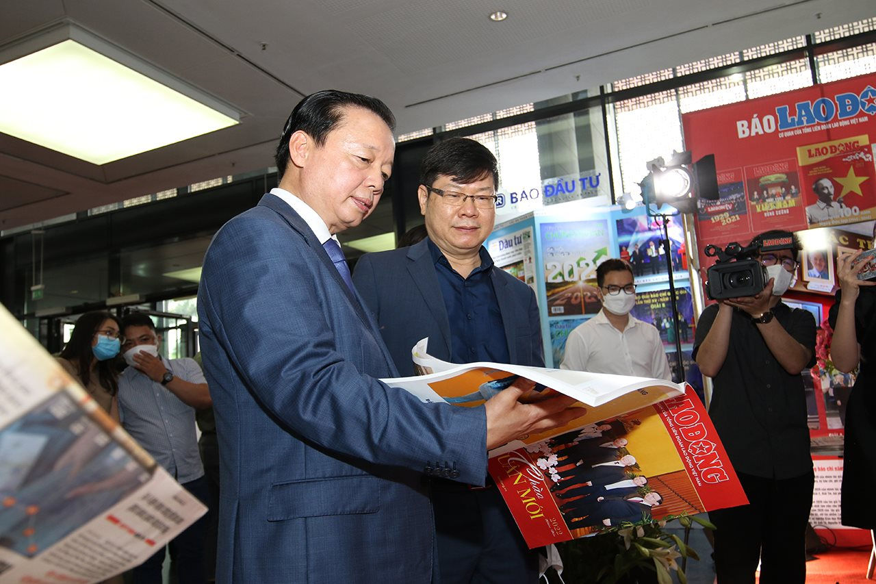 Bộ trưởng Trần Hồng Hà thăm Triển lãm Hội Báo toàn quốc năm 2022