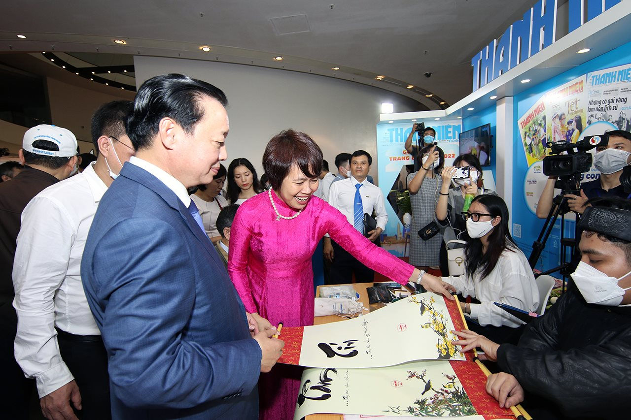 Bộ trưởng Trần Hồng Hà thăm Triển lãm Hội Báo toàn quốc năm 2022