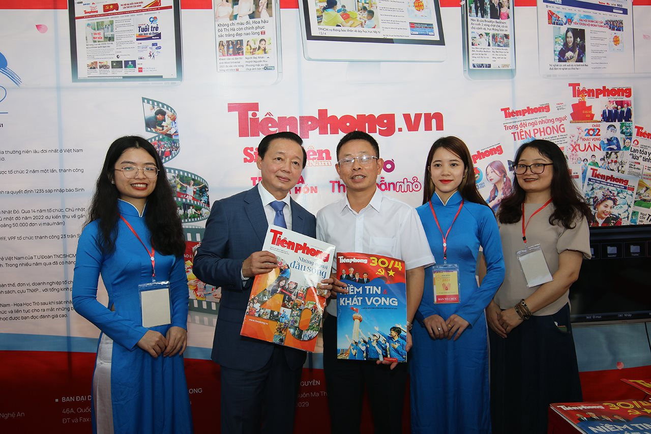 Bộ trưởng Trần Hồng Hà thăm Triển lãm Hội Báo toàn quốc năm 2022