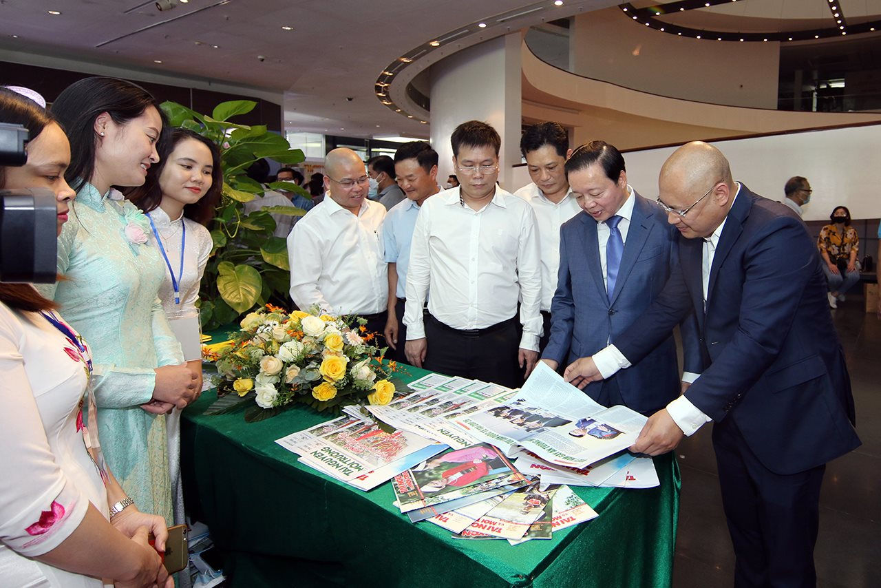 Bộ trưởng Trần Hồng Hà thăm Triển lãm Hội Báo toàn quốc năm 2022