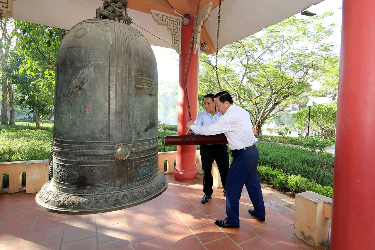 Lãnh đạo Bộ TN&MT dâng hương tưởng niệm các Anh hùng liệt sỹ tại Nghĩa trang Trường Sơn, Đường 9