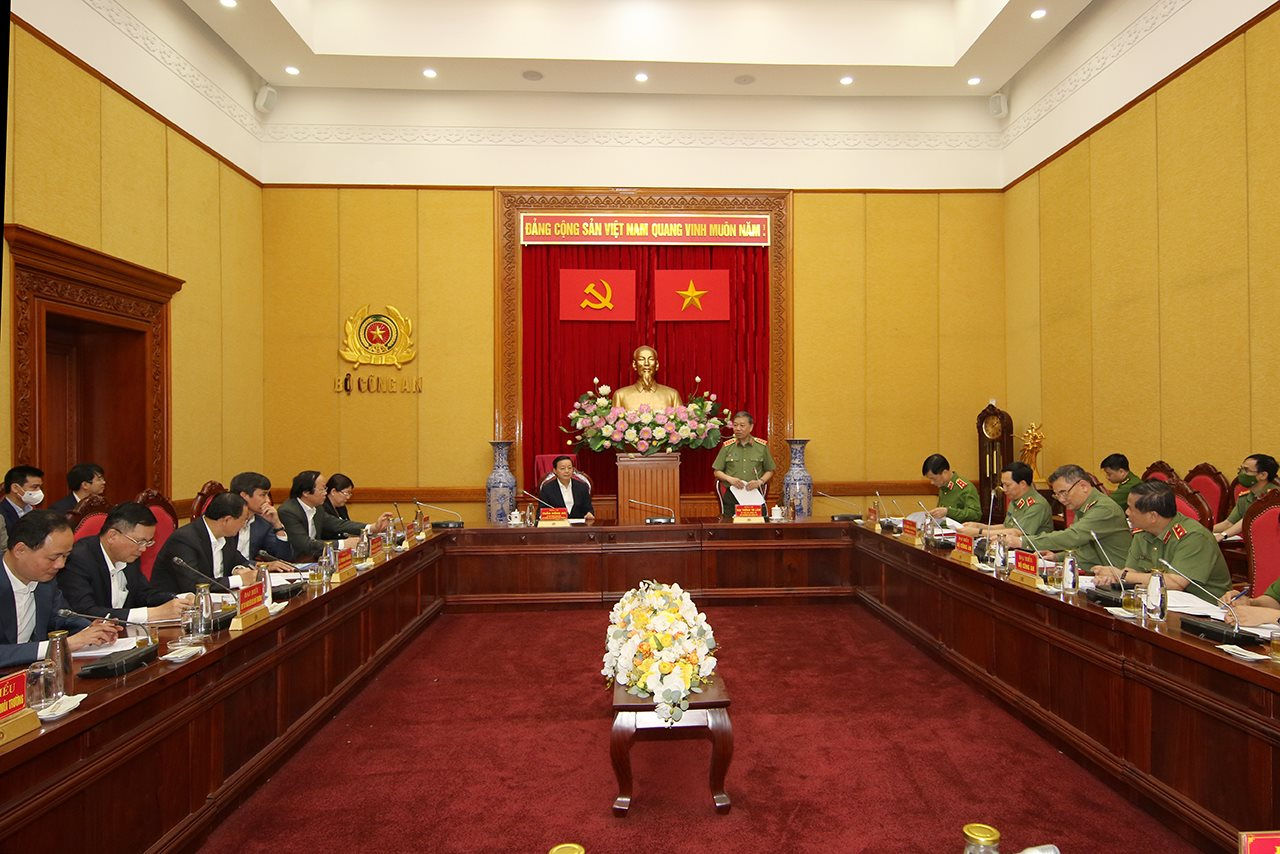 Phối hợp công tác toàn diện với Bộ Công an trong lĩnh vực tài nguyên và môi trường