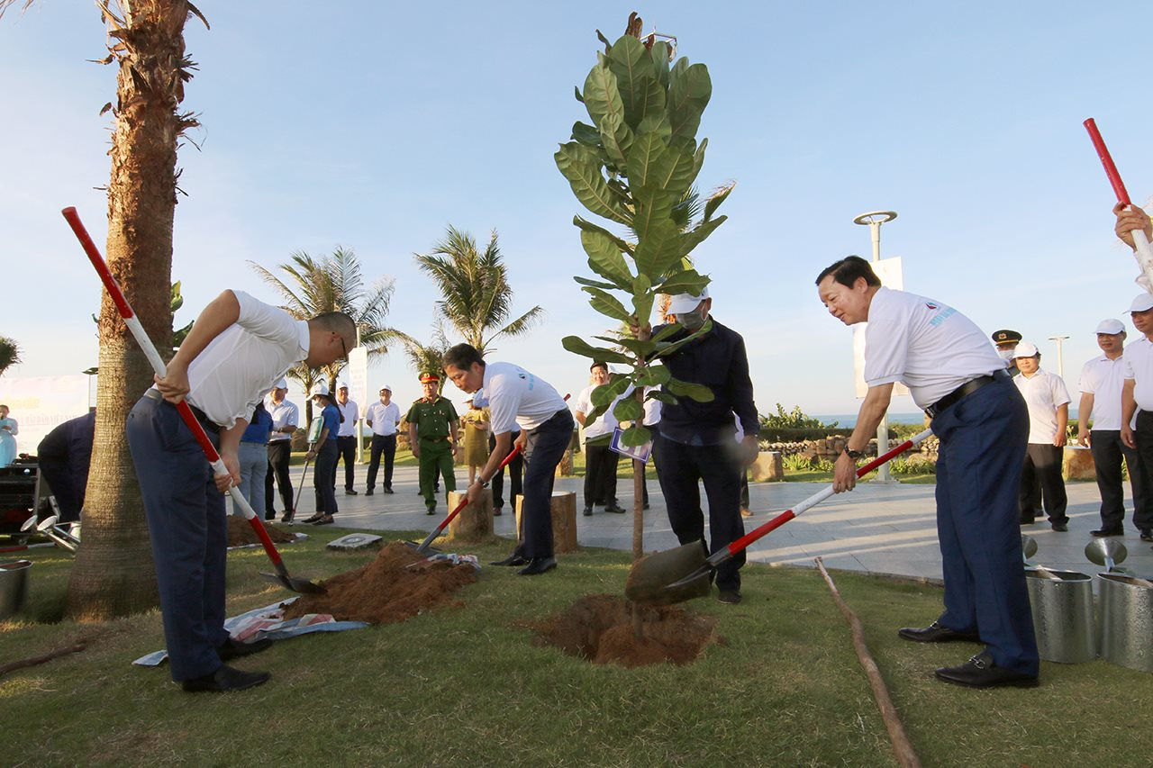 Bộ TN&MT cùng tỉnh Phú Yên tổ chức trồng cây xanh tại tháp Nghinh Phong, TP Tuy Hoà