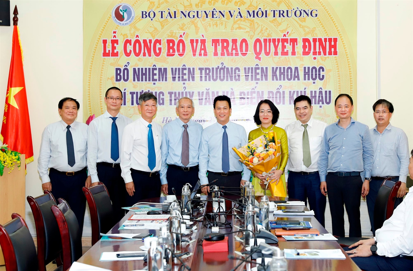 Bộ trưởng Đặng Quốc Khánh trao Quyết định bổ nhiệm PGS.TS Phạm Thị Thanh Ngà giữ chức Viện trưởng Viện Khoa học KTTV và BĐKH