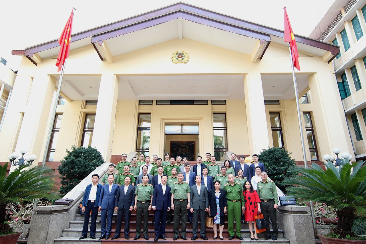 Phối hợp công tác toàn diện với Bộ Công an trong lĩnh vực tài nguyên và môi trường