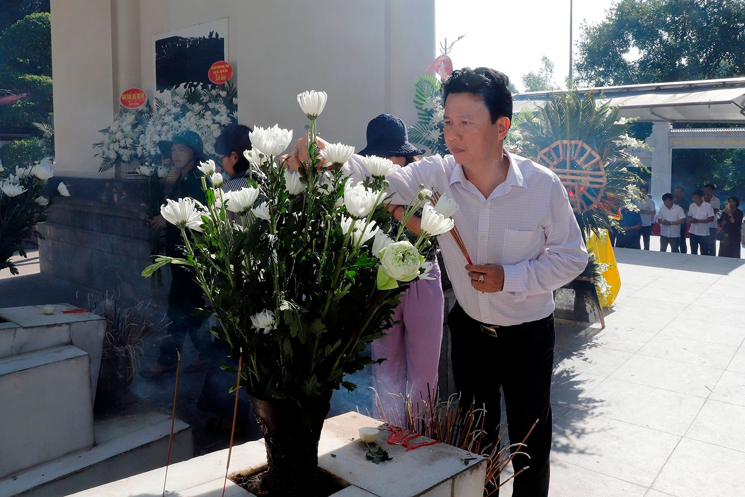 Bộ trưởng Đặng Quốc Khánh dâng hương tưởng niệm các Anh hùng Liệt sỹ tại Khu Di tích Ngã ba Đồng Lộc