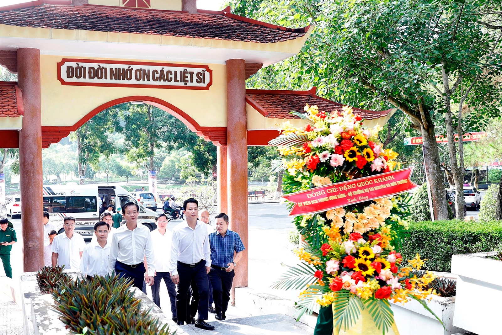 Bộ trưởng Đặng Quốc Khánh dâng hương tưởng niệm các Anh hùng Liệt sỹ tại Khu Di tích Ngã ba Đồng Lộc