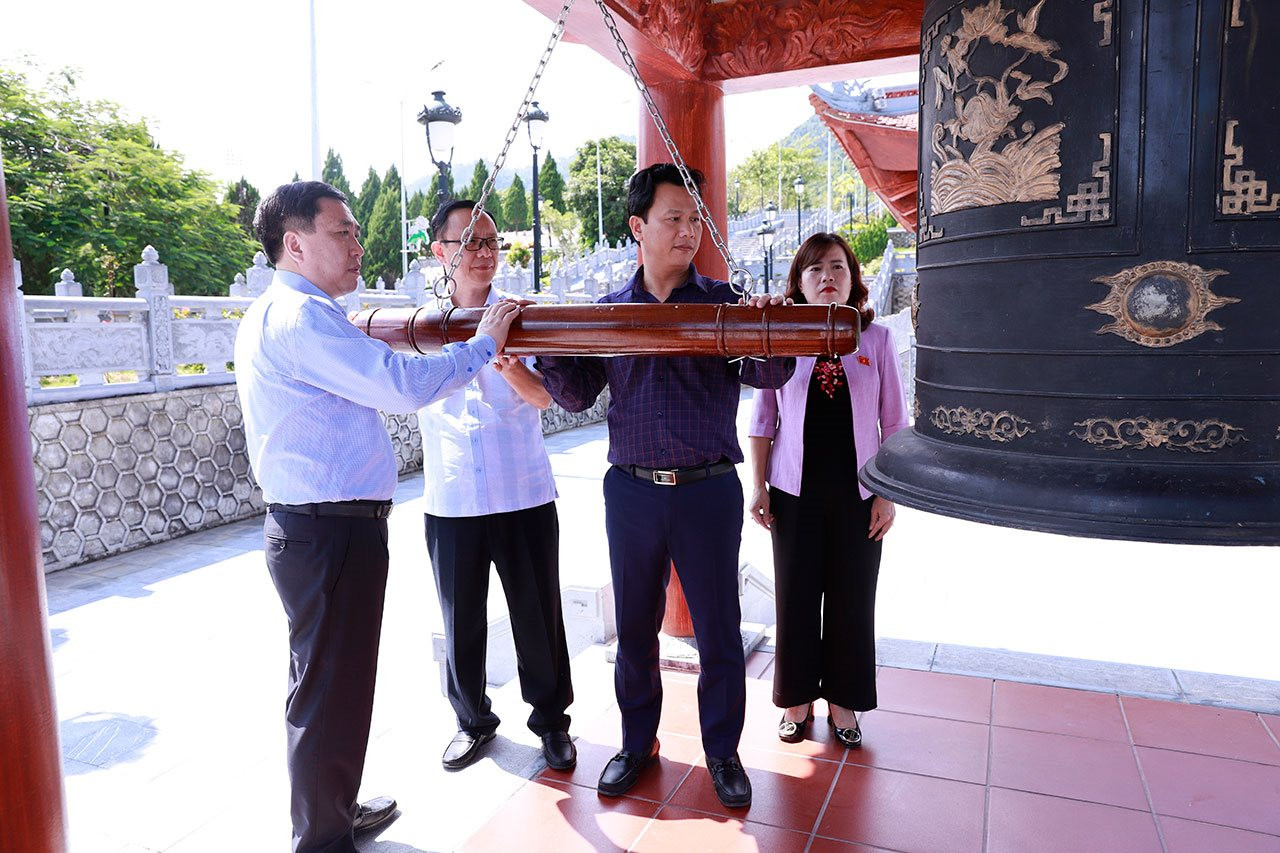 Đoàn ĐBQH khóa XV tỉnh Hà Giang viếng Nghĩa trang Liệt sỹ Quốc gia Vị Xuyên và Đền thờ các Anh hùng Liệt sỹ Điểm cao 468