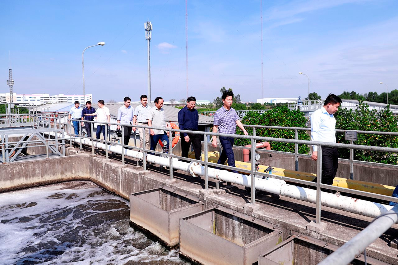 Bộ trưởng Bộ Tài nguyên và Môi trường khảo sát thực tế về tình hình ô nhiễm môi trường hệ thống công trình thủy lợi Bắc Hưng Hải