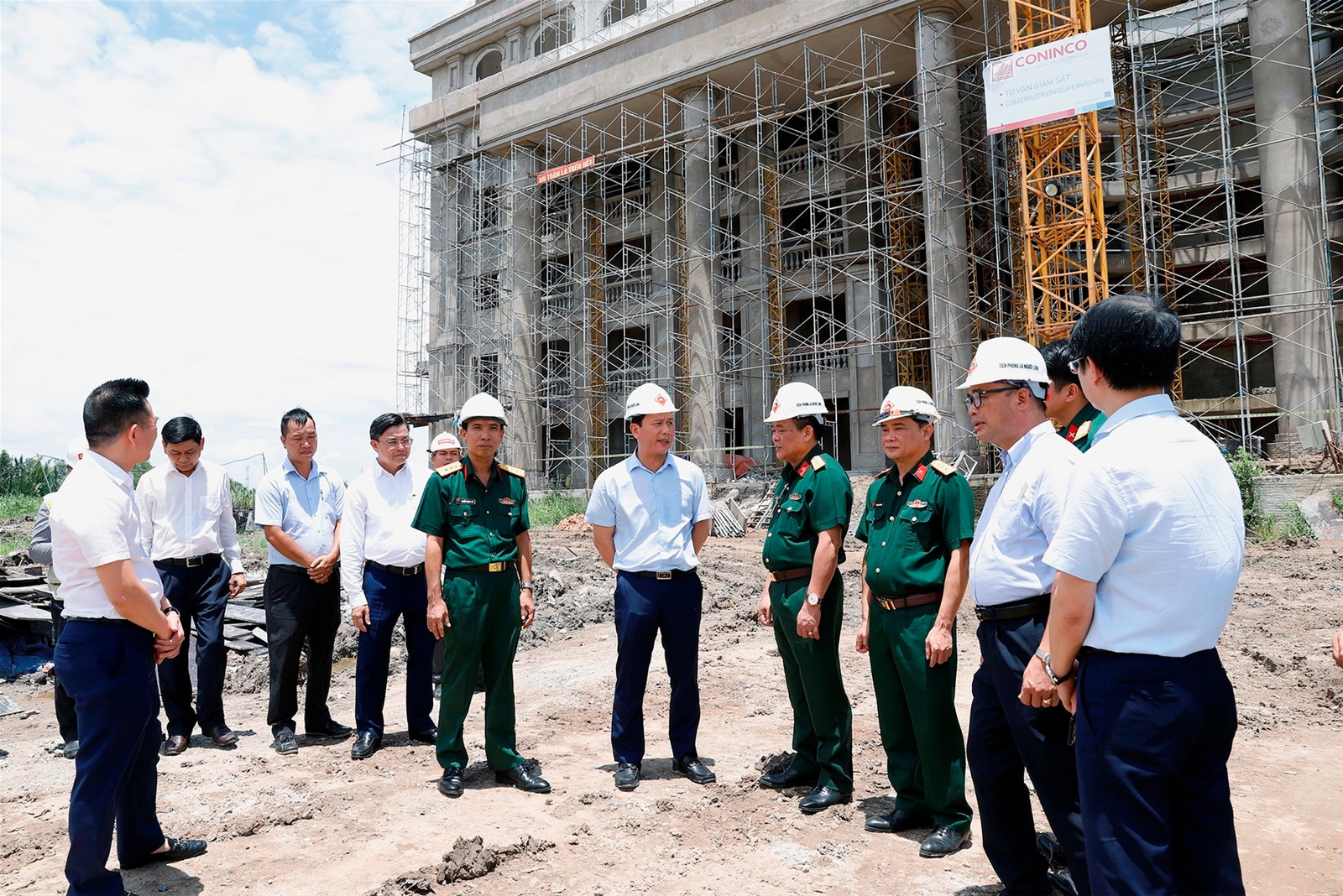 Bộ trưởng Đặng Quốc Khánh thăm và làm việc với Đài Khí tượng thủy văn khu vực Nam Bộ