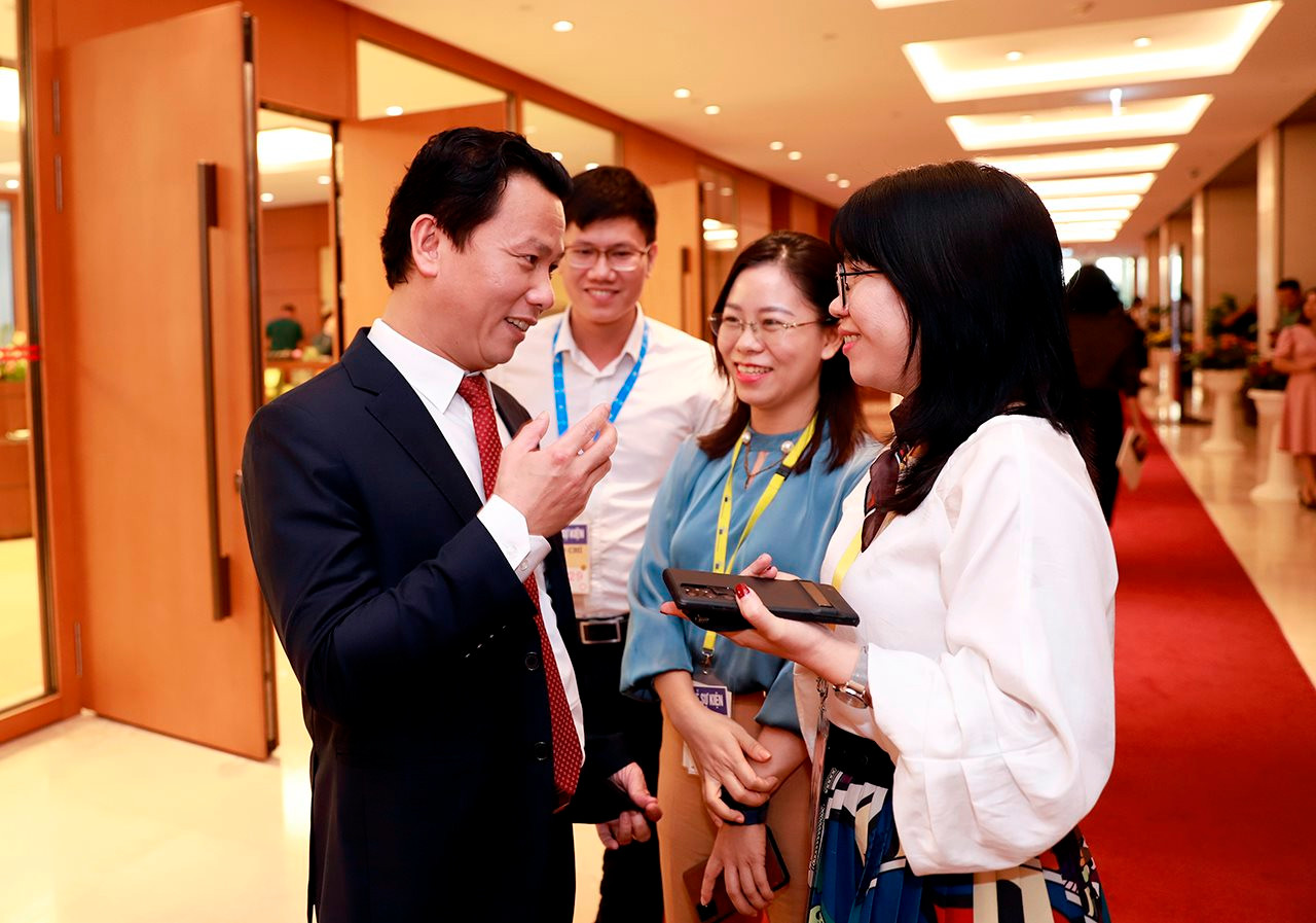 Ủy ban Thường vụ Quốc hội đề nghị các ĐBQH tiếp tục tham gia với tinh thần trách nhiệm cao vào việc hoàn thiện dự thảo Luật đất đai (sửa đổi)