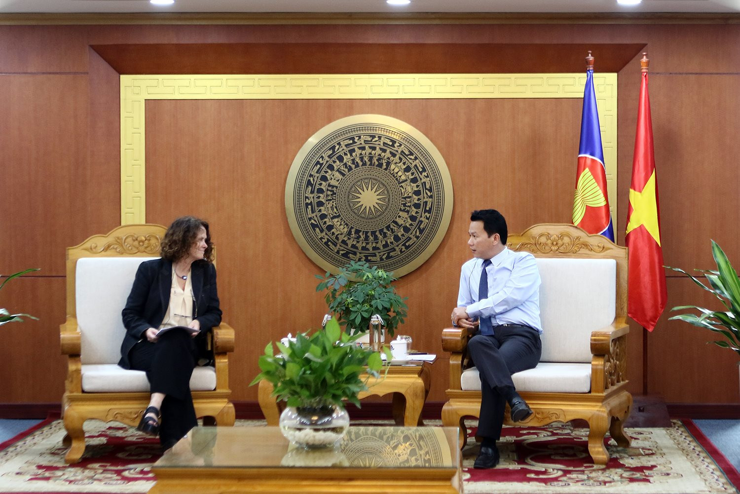 Bộ trưởng Đặng Quốc Khánh làm việc với Giám đốc Quốc gia Ngân hàng Thế giới tại Việt Nam